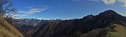 41 In decisa salita sul sentierino di cresta dal Passo al Pizzo Baciamorti...vista panoramica a nord sulle Alpi Orobie